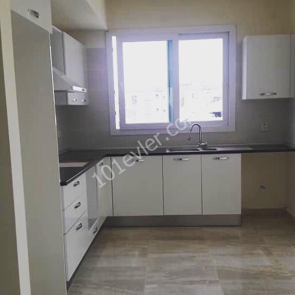 Girne Merkez'de kiralık 3+1 eşyasız 130mt2 sıfır daire.05338376242