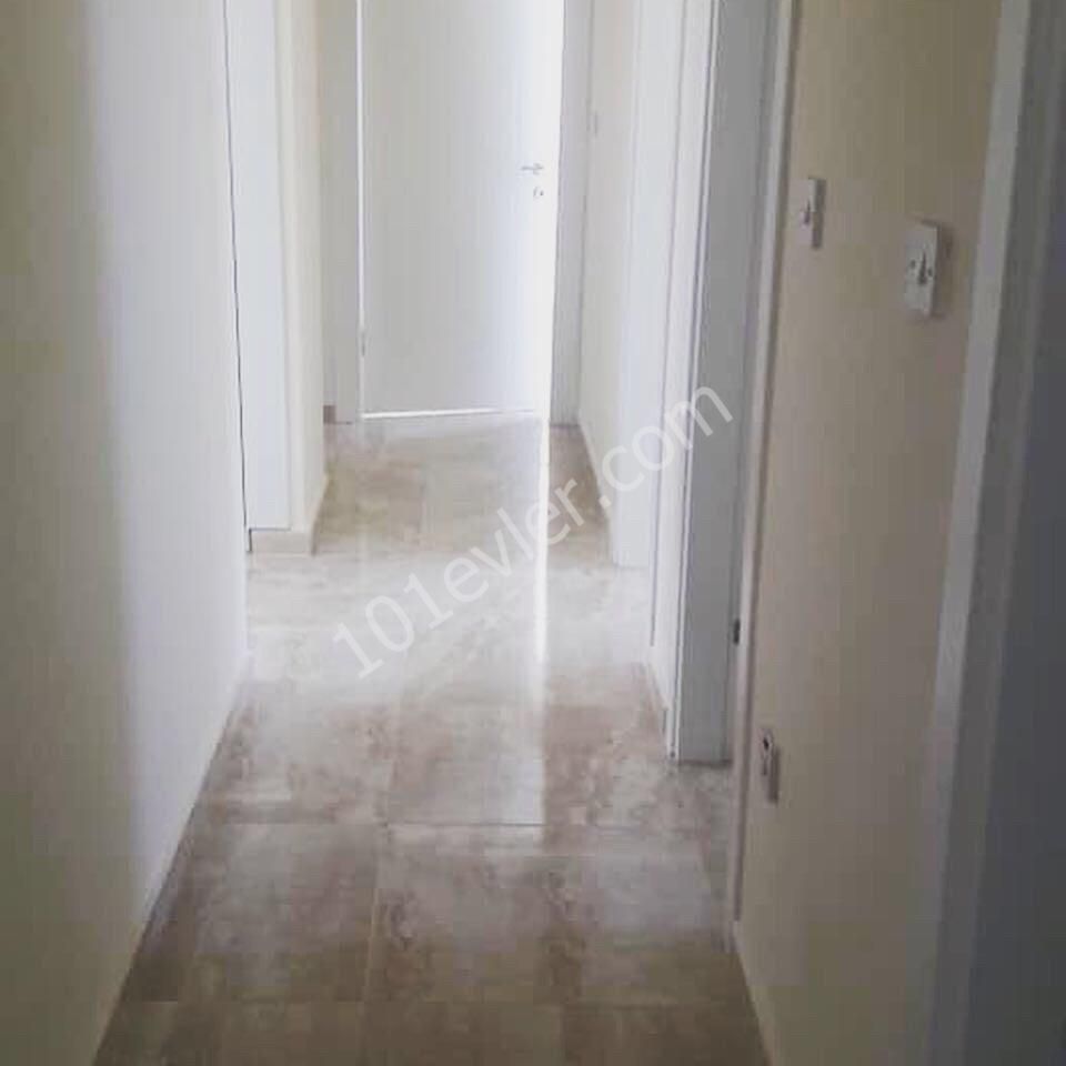 Girne Merkez'de kiralık 3+1 eşyasız 130mt2 sıfır daire.05338376242