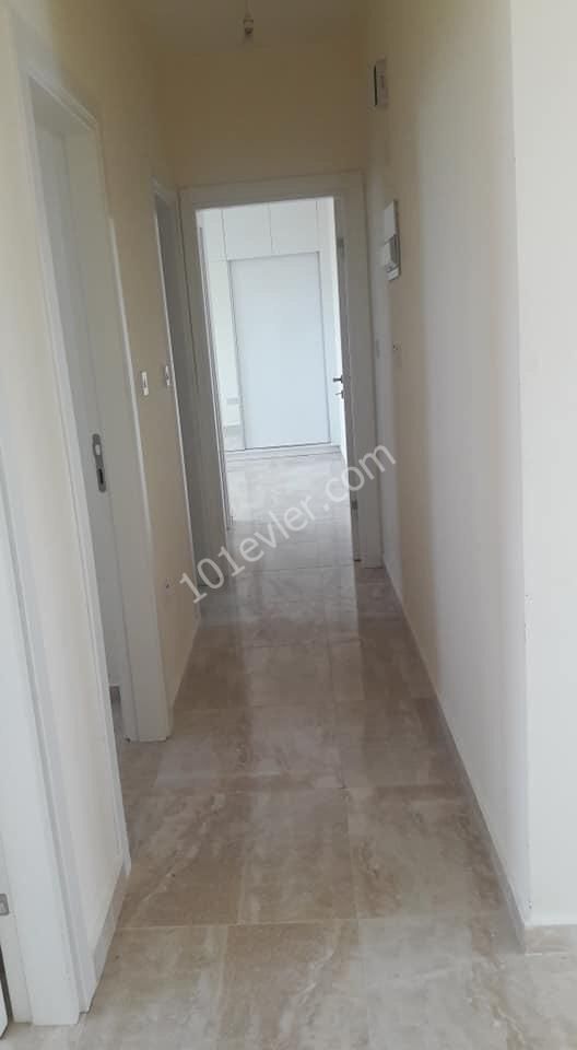 Girne Merkez'de kiralık 3+1 eşyasız 130mt2 sıfır daire.05338376242