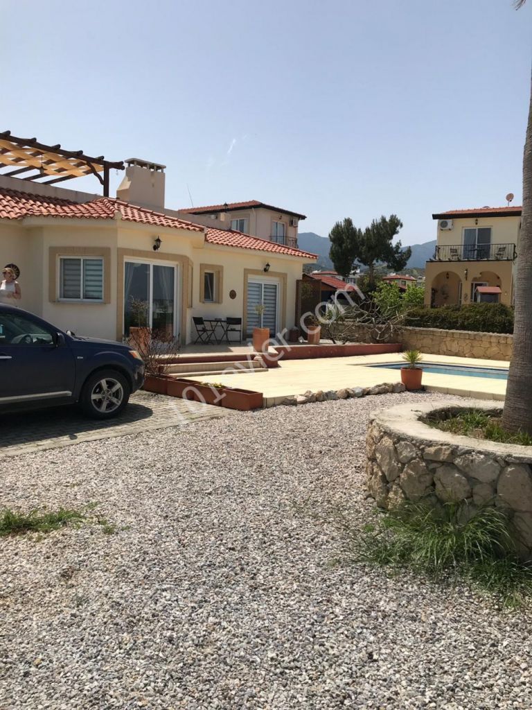 Girne Alsancak'ta Hasan Uzun Petrol arkasında yarım dönüm arazi içerisinde havuzlu deniz manzaralı geniş teraslı satılık 3+1 müstakil ev.05338445618