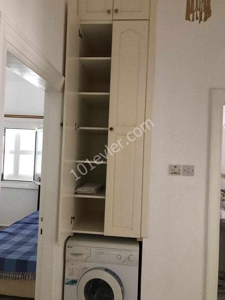 Girne Alsancak'ta Escape Plajına yürüme mesafesinde 1 dönüm arazi içerisinde havuzlu bahçeli deniz manzaralı eşsiz sessiz satılık 3+1 villa.05338445618