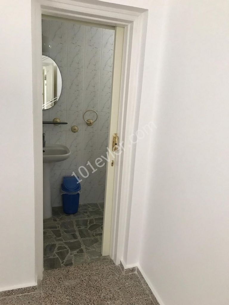 Girne Alsancak'ta Escape Plajına yürüme mesafesinde 1 dönüm arazi içerisinde havuzlu bahçeli deniz manzaralı eşsiz sessiz satılık 3+1 villa.05338445618