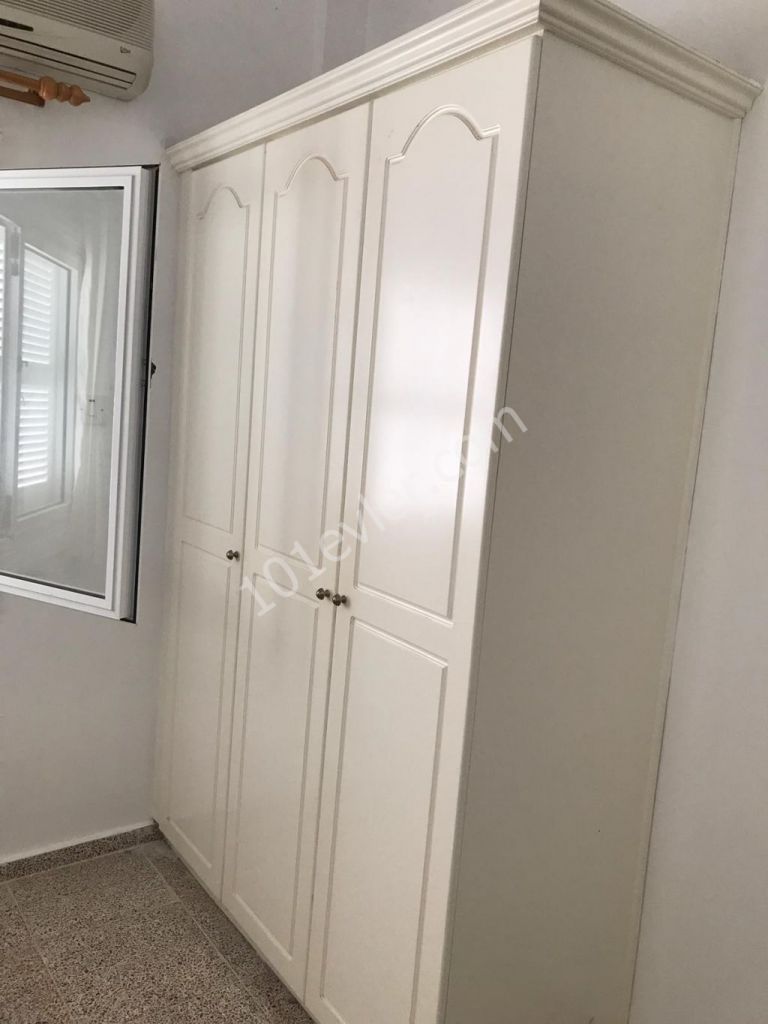 Girne Alsancak'ta Escape Plajına yürüme mesafesinde 1 dönüm arazi içerisinde havuzlu bahçeli deniz manzaralı eşsiz sessiz satılık 3+1 villa.05338445618