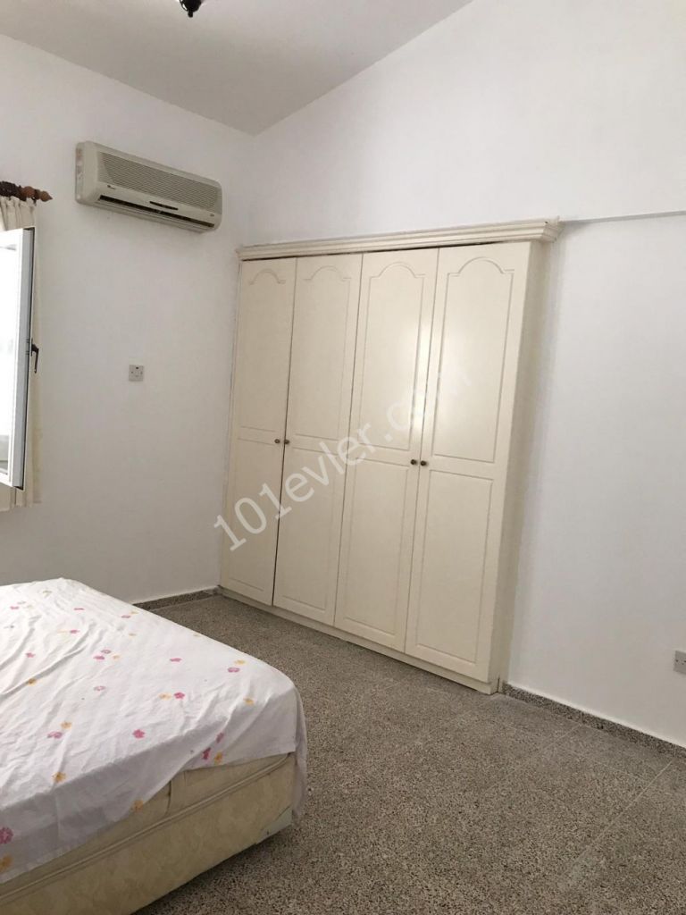 Girne Alsancak'ta Escape Plajına yürüme mesafesinde 1 dönüm arazi içerisinde havuzlu bahçeli deniz manzaralı eşsiz sessiz satılık 3+1 villa.05338445618