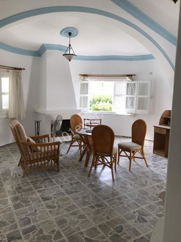 Girne Alsancak'ta Escape Plajına yürüme mesafesinde 1 dönüm arazi içerisinde havuzlu bahçeli deniz manzaralı eşsiz sessiz satılık 3+1 villa.05338445618