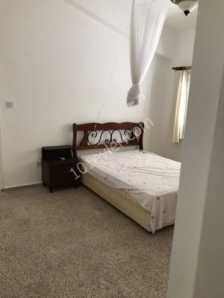 Girne Alsancak'ta Escape Plajına yürüme mesafesinde 1 dönüm arazi içerisinde havuzlu bahçeli deniz manzaralı eşsiz sessiz satılık 3+1 villa.05338445618