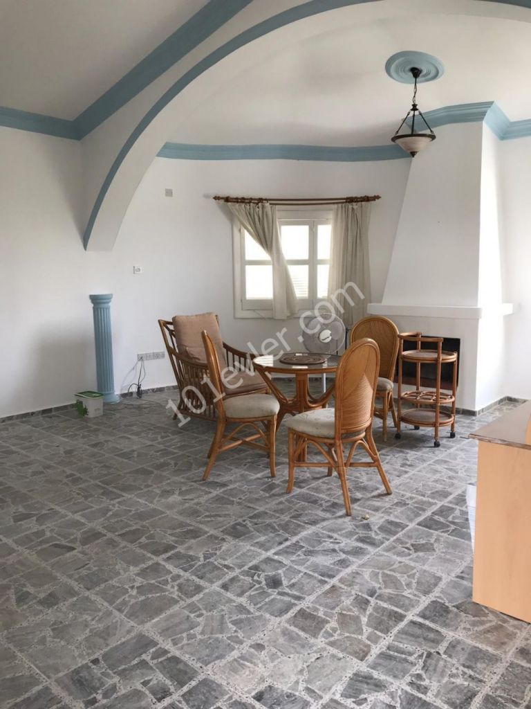 Girne Alsancak'ta Escape Plajına yürüme mesafesinde 1 dönüm arazi içerisinde havuzlu bahçeli deniz manzaralı eşsiz sessiz satılık 3+1 villa.05338445618