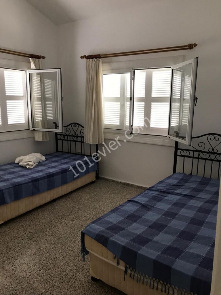 Girne Alsancak'ta Escape Plajına yürüme mesafesinde 1 dönüm arazi içerisinde havuzlu bahçeli deniz manzaralı eşsiz sessiz satılık 3+1 villa.05338445618