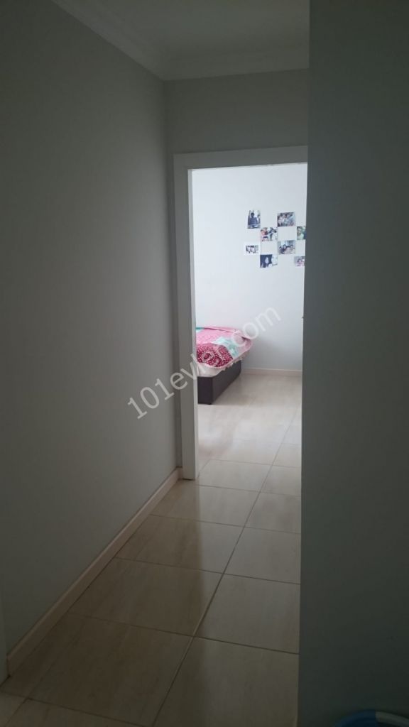 Girne Merkez'de Aslanlı Villa yakınında TEK DEPOZİTOLU kiralık 2+1 apartman dairesi.05338376242