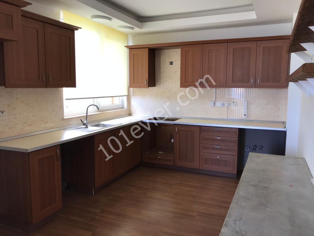 Lapta Bektaş Market yanında dağ ve deniz manzaralı 3+1 eşyasız 150mt2 genişliğinde kiralık daire.05338445618