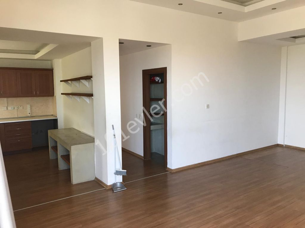 Lapta Bektaş Market yanında dağ ve deniz manzaralı 3+1 eşyasız 150mt2 genişliğinde kiralık daire.05338445618