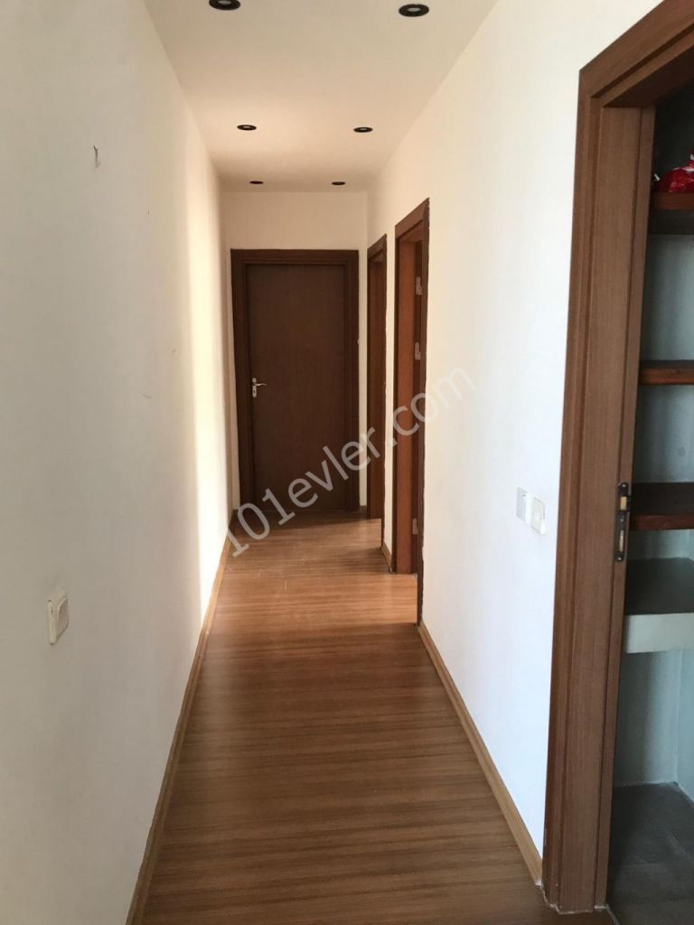 Lapta Bektaş Market yanında dağ ve deniz manzaralı 3+1 eşyasız 150mt2 genişliğinde kiralık daire.05338445618