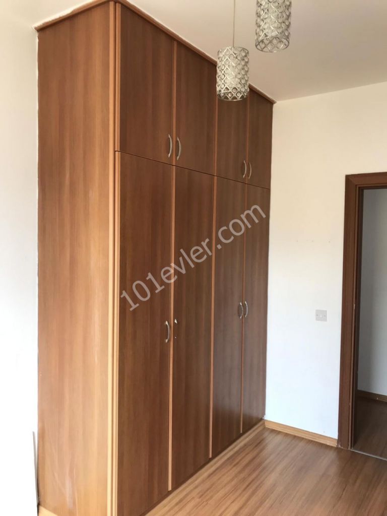 Lapta Bektaş Market yanında dağ ve deniz manzaralı 3+1 eşyasız 150mt2 genişliğinde kiralık daire.05338445618