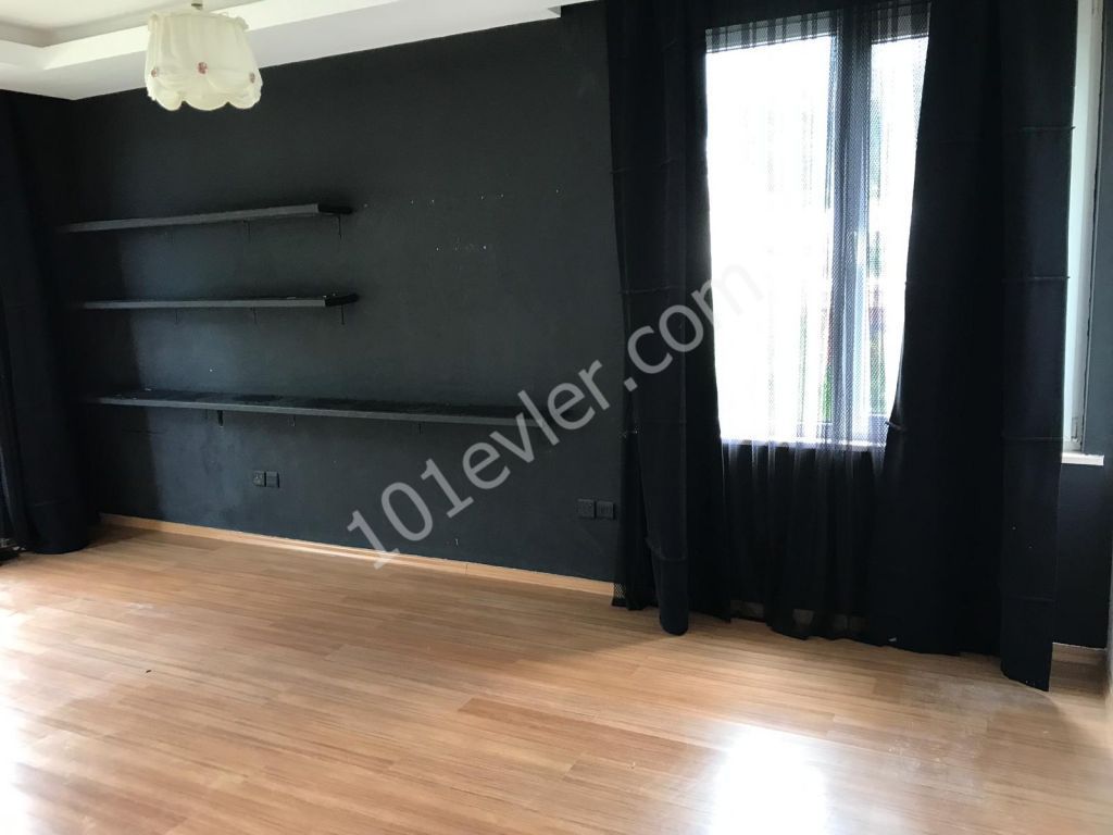 Lapta Bektaş Market yanında dağ ve deniz manzaralı 3+1 eşyasız 150mt2 genişliğinde kiralık daire.05338445618