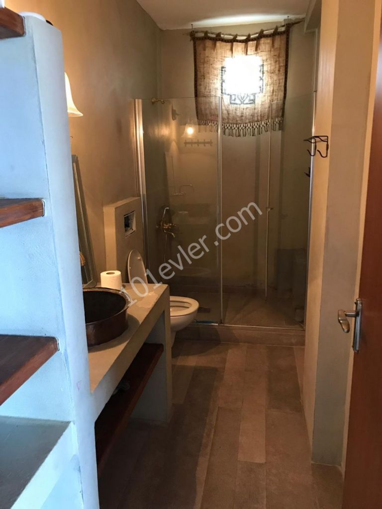 Lapta Bektaş Market yanında dağ ve deniz manzaralı 3+1 eşyasız 150mt2 genişliğinde kiralık daire.05338445618