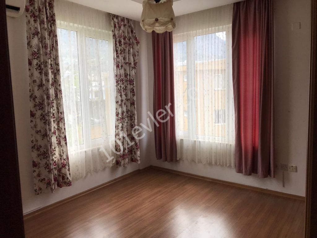 Lapta Bektaş Market yanında dağ ve deniz manzaralı 3+1 eşyasız 150mt2 genişliğinde kiralık daire.05338445618