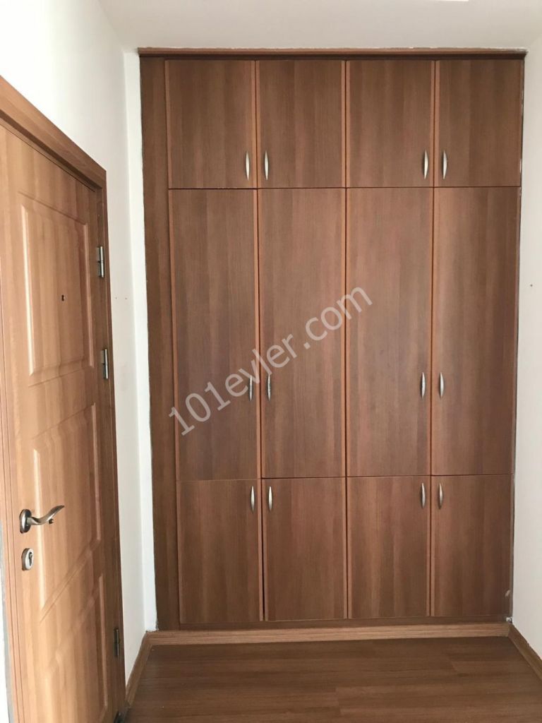 Lapta Bektaş Market yanında dağ ve deniz manzaralı 3+1 eşyasız 150mt2 genişliğinde kiralık daire.05338445618