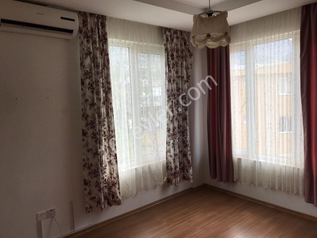 Lapta Bektaş Market yanında dağ ve deniz manzaralı 3+1 eşyasız 150mt2 genişliğinde kiralık daire.05338445618