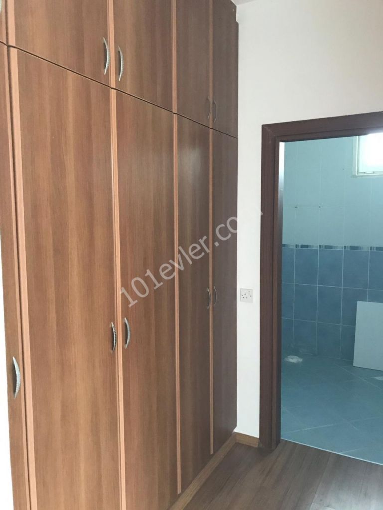 Lapta Bektaş Market yanında dağ ve deniz manzaralı 3+1 eşyasız 150mt2 genişliğinde kiralık daire.05338445618