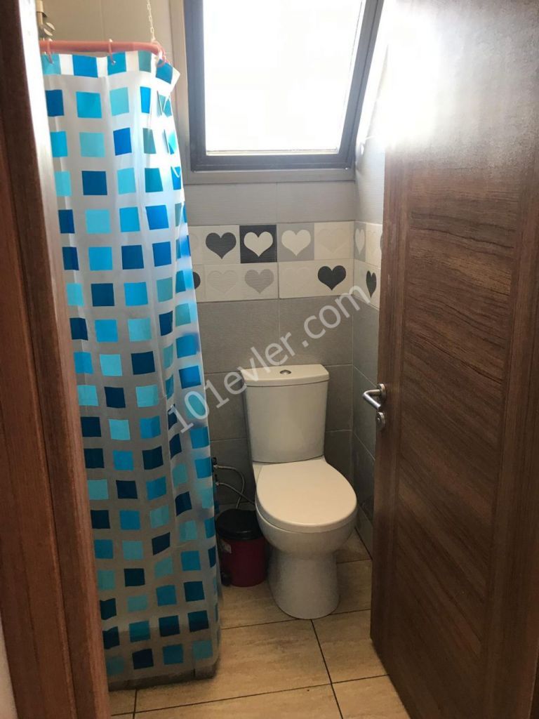 Alsancak'ta Hasan uzun petrol arkasında dağ ve deniz manzaralı yarı eşyalı kiralık 2+1 daireler.05338445618