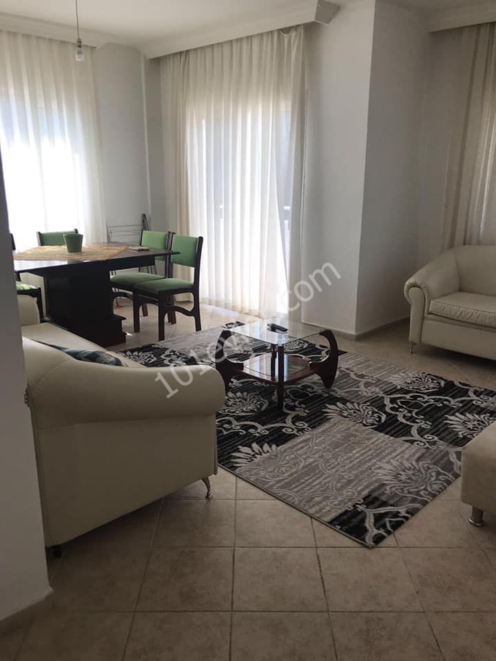 Girne Merkez'de eski Çeliker Hastanesi yakınında full eşyalı 110 mt2 genişliğinde 2 banyo 2 balkonlu geniş aileye uygun kiralık apartman dairesi. 05338445618