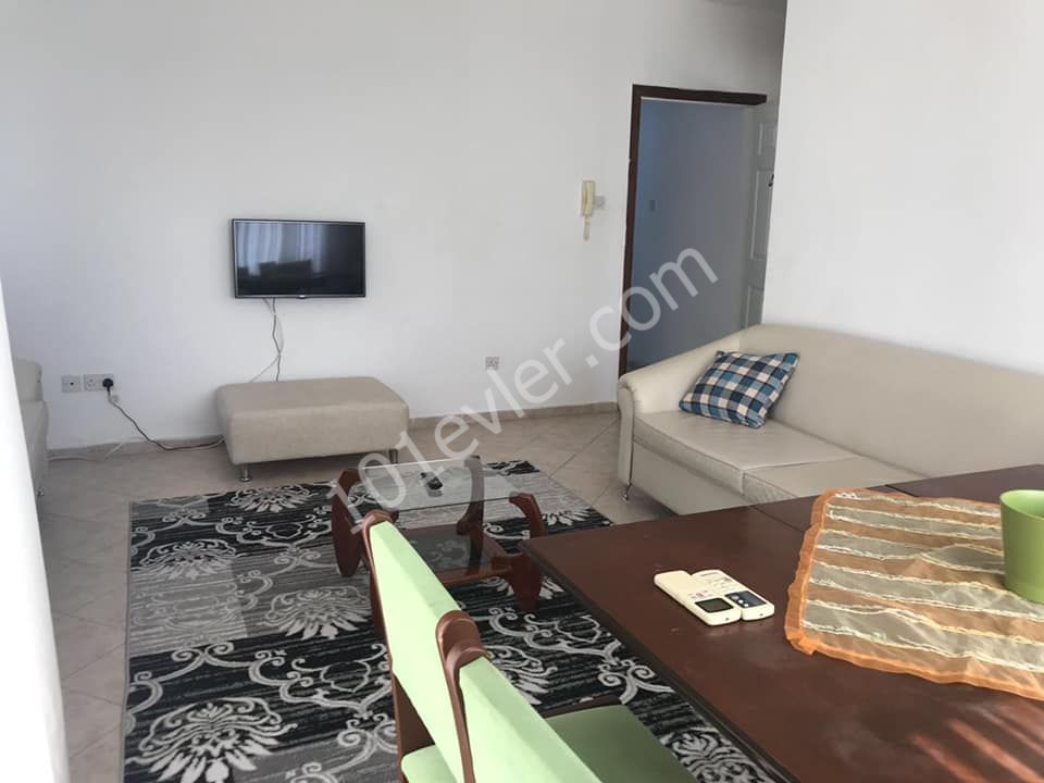 Girne Merkez'de eski Çeliker Hastanesi yakınında full eşyalı 110 mt2 genişliğinde 2 banyo 2 balkonlu geniş aileye uygun kiralık apartman dairesi. 05338445618