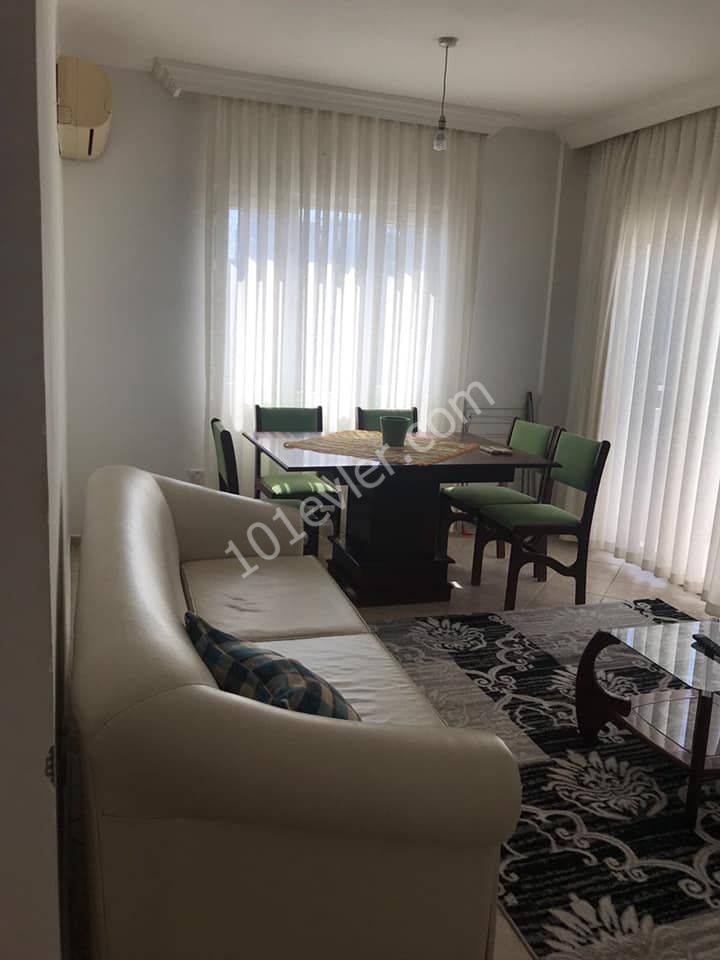 Girne Merkez'de eski Çeliker Hastanesi yakınında full eşyalı 110 mt2 genişliğinde 2 banyo 2 balkonlu geniş aileye uygun kiralık apartman dairesi. 05338445618