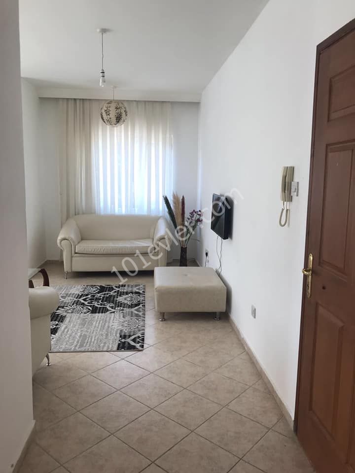 Girne Merkez'de eski Çeliker Hastanesi yakınında full eşyalı 110 mt2 genişliğinde 2 banyo 2 balkonlu geniş aileye uygun kiralık apartman dairesi. 05338445618