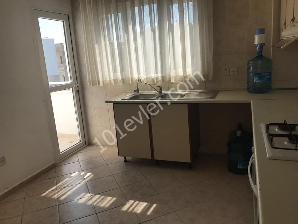 Girne Merkez'de eski Çeliker Hastanesi yakınında full eşyalı 110 mt2 genişliğinde 2 banyo 2 balkonlu geniş aileye uygun kiralık apartman dairesi. 05338445618