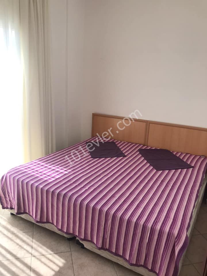 Girne Merkez'de eski Çeliker Hastanesi yakınında full eşyalı 110 mt2 genişliğinde 2 banyo 2 balkonlu geniş aileye uygun kiralık apartman dairesi. 05338445618