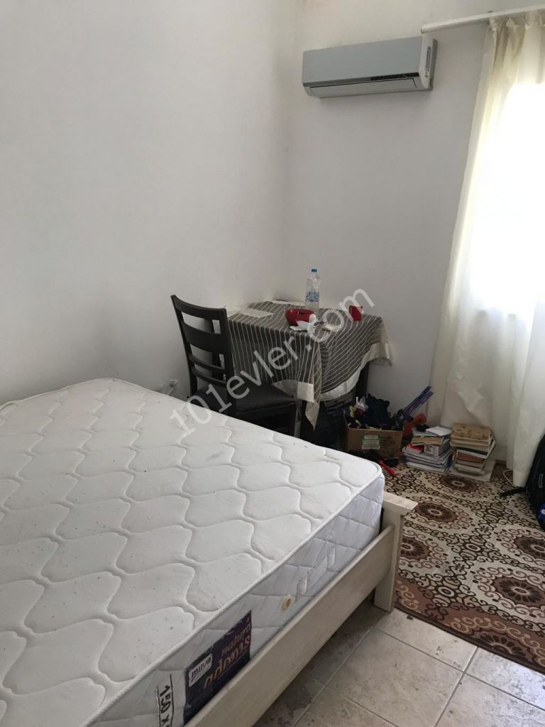 Girne Merkez'de Nusmar Market yakınında kiralık 1+1 full eşyalı daire. 05338445618