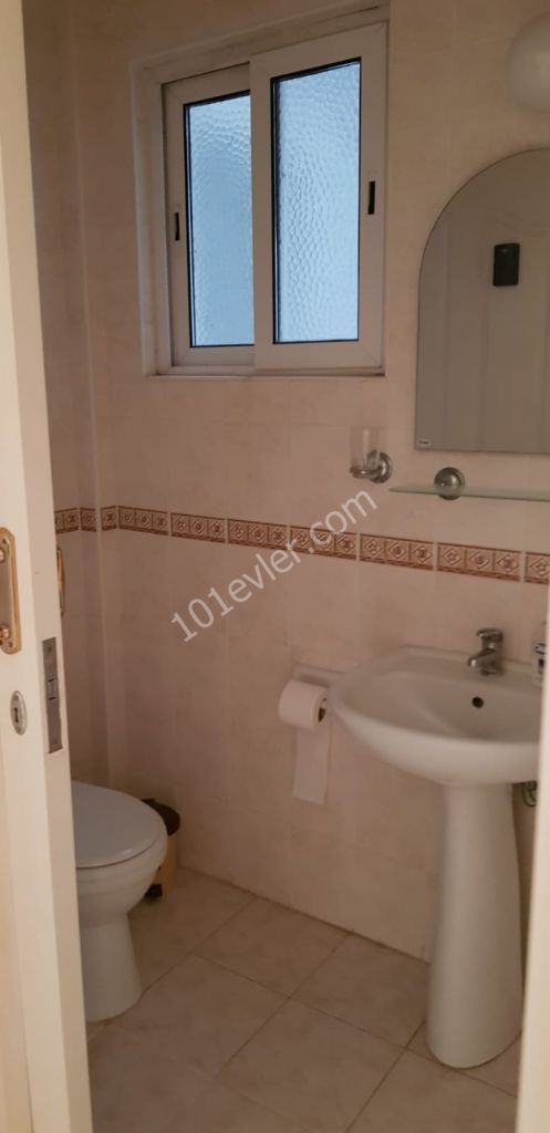 Girne Merkez de kiralık full eşyalı  geniş ve ferah balkonlu 3+1  (2 depozit+ kira +Komisyon)