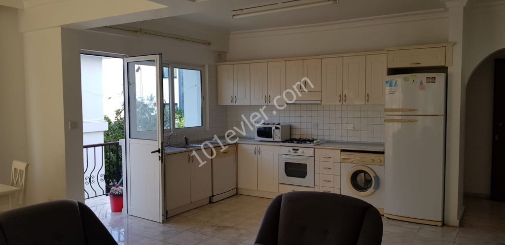 Girne Merkez de kiralık full eşyalı  geniş ve ferah balkonlu 3+1  (2 depozit+ kira +Komisyon)