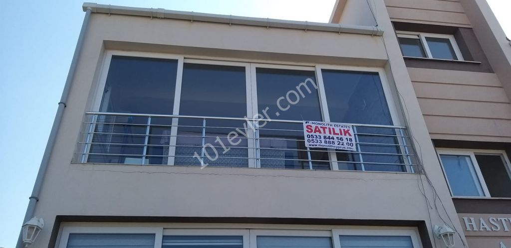 2+1 penthouse-Wohnung zum Verkauf in gleichwertiger kocanli neben Kyrenia Karaoglanoglu kaya palazzo hotel.. der große Balkon mit Berg-und Meerblick ist 200 Meter vom Meer entfernt und öffnet Ihnen die Türen der Ruhe mit einer Terrasse von 90m2.. ** 