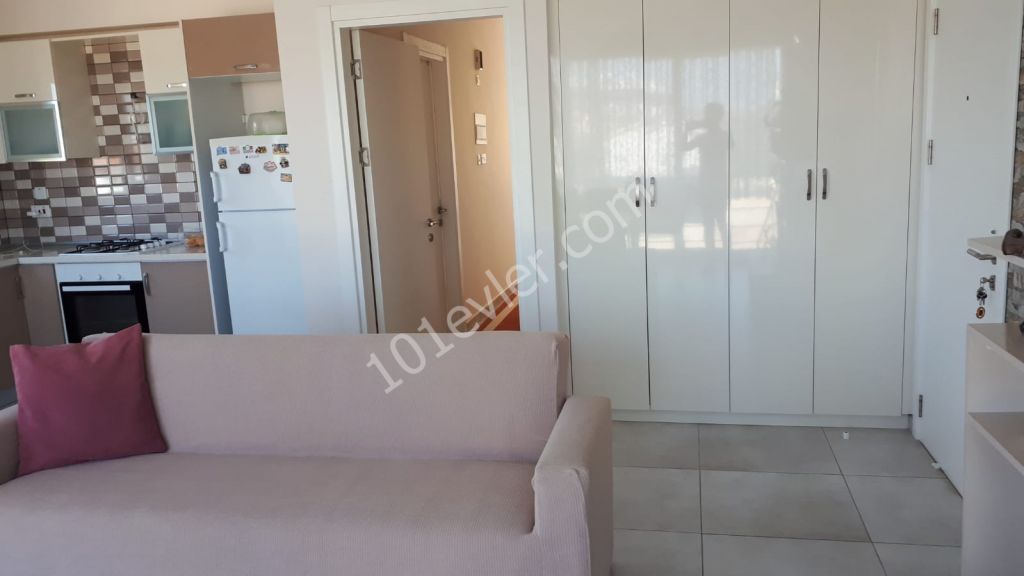 girne karaoğlanoğlu kaya palazzo hotel yanında eşdeğer koçanlı satılık 2+1 penthouse daire.. dağ ve deniz manzarası geniş balkonu denize 200 metre uzaklığı ve 90m2 terası ile huzurun kapılarını size açıyor..