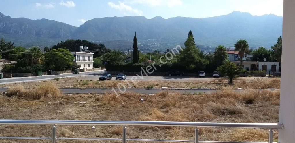 2+1 penthouse-Wohnung zum Verkauf in gleichwertiger kocanli neben Kyrenia Karaoglanoglu kaya palazzo hotel.. der große Balkon mit Berg-und Meerblick ist 200 Meter vom Meer entfernt und öffnet Ihnen die Türen der Ruhe mit einer Terrasse von 90m2.. ** 