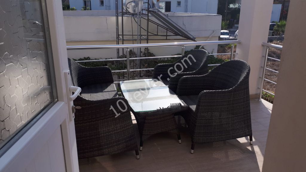 girne karaoğlanoğlu kaya palazzo hotel yanında kiralık full eşyalı 2+1 penthouse daire.. dağ ve deniz manzarası geniş balkonu denize 200 metre uzaklığı ve 90m2 terası ile huzurun kapılarını size açıyor..