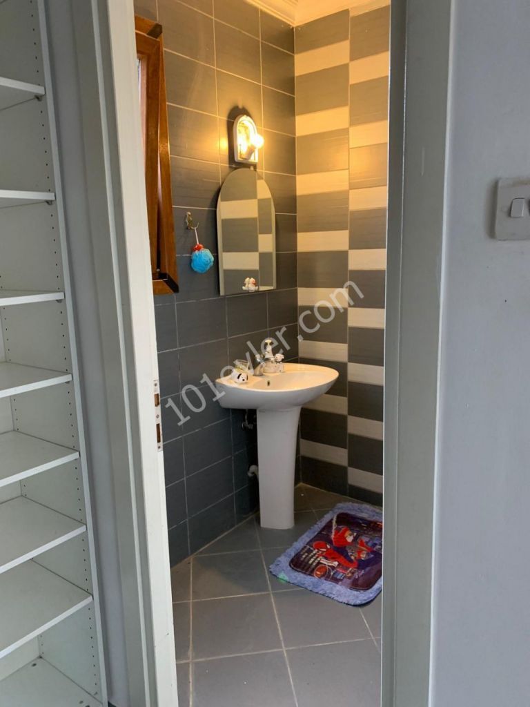 alsancak merit hotelleri yanında kiralık 3 yatak odalı 3 banyo tuvaletli  2 salonlu emsalsiz genişlikte kısmı eşyalı villa. yıllık peşin ödemede fiyat 3000 tl..   05338445618