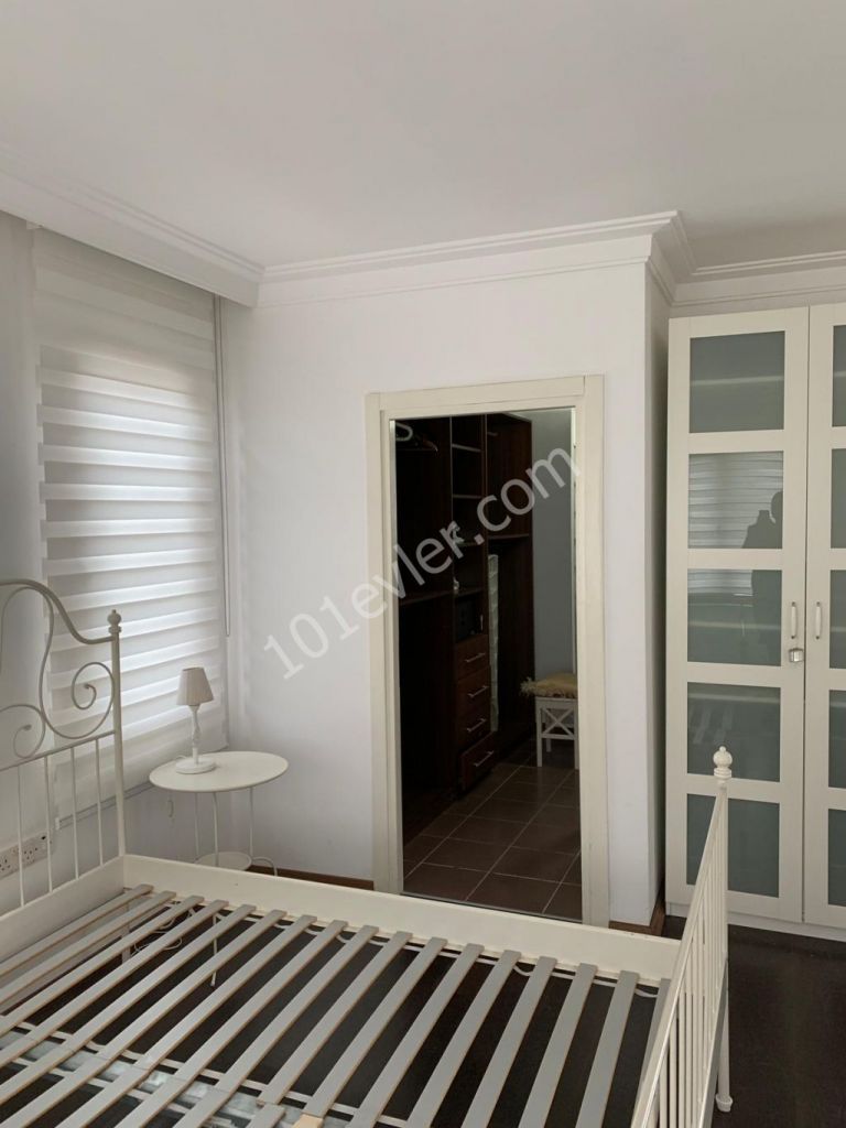 alsancak merit hotelleri yanında kiralık 3 yatak odalı 3 banyo tuvaletli  2 salonlu emsalsiz genişlikte kısmı eşyalı villa. yıllık peşin ödemede fiyat 3000 tl..   05338445618