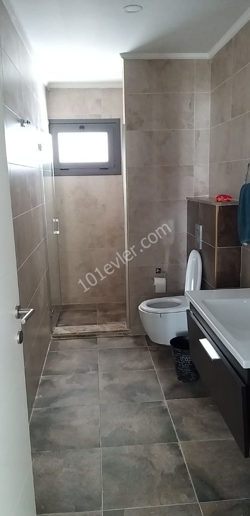 mit dieser einzigartigen Aussicht auf die größte Struktur von Kyrenia bietet unsere 3+1 große, geräumige Wohnung zur Miete in der obersten Etage von FEO elegance, die mit modernen Möbeln ausgestattet ist, die Türen für Luxus und hochwertiges Leben öffnet... 05338445618 ** 