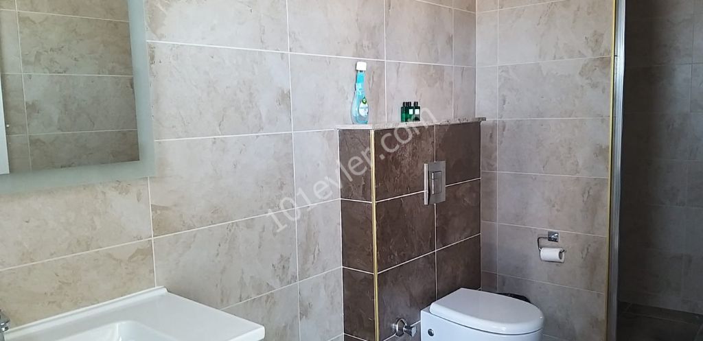 mit dieser einzigartigen Aussicht auf die größte Struktur von Kyrenia bietet unsere 3+1 große, geräumige Wohnung zur Miete in der obersten Etage von FEO elegance, die mit modernen Möbeln ausgestattet ist, die Türen für Luxus und hochwertiges Leben öffnet... 05338445618 ** 