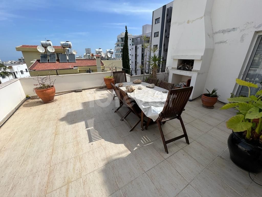 Penthouse for rent in the center of Kyrenia, with decent neighbors, 4 balconies, 2 bedrooms, with modern furnishings, within walking distance to everywhere in the city center 05338445618