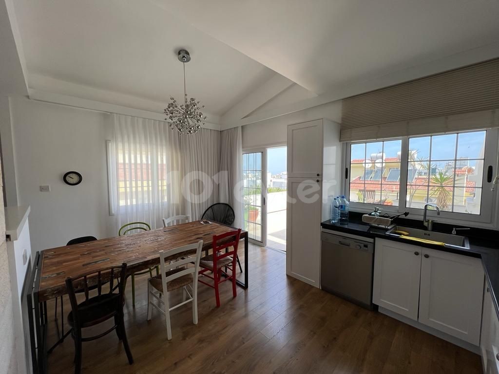 Girne merkezde nezih komşularının olduğu 4 balkonu 2 yatak odası modern eşyaları ile şehrin merkezinde her yere yürüme mesafesinde kiralık penthouse  05338445618