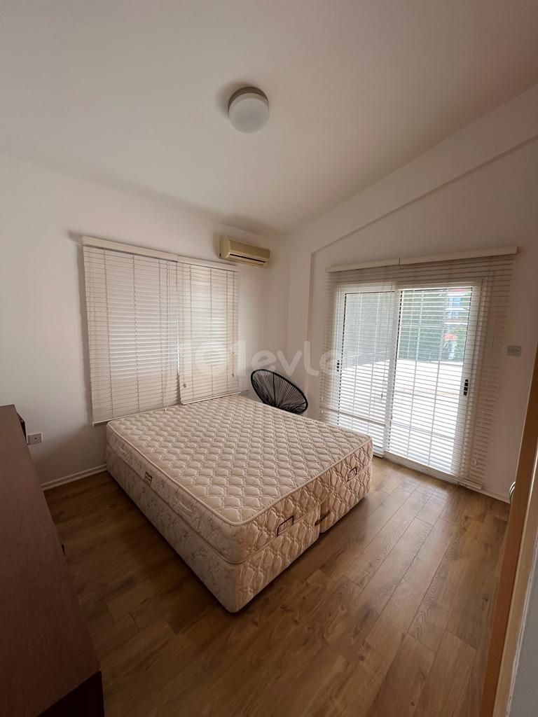 Girne merkezde nezih komşularının olduğu 4 balkonu 2 yatak odası modern eşyaları ile şehrin merkezinde her yere yürüme mesafesinde kiralık penthouse  05338445618