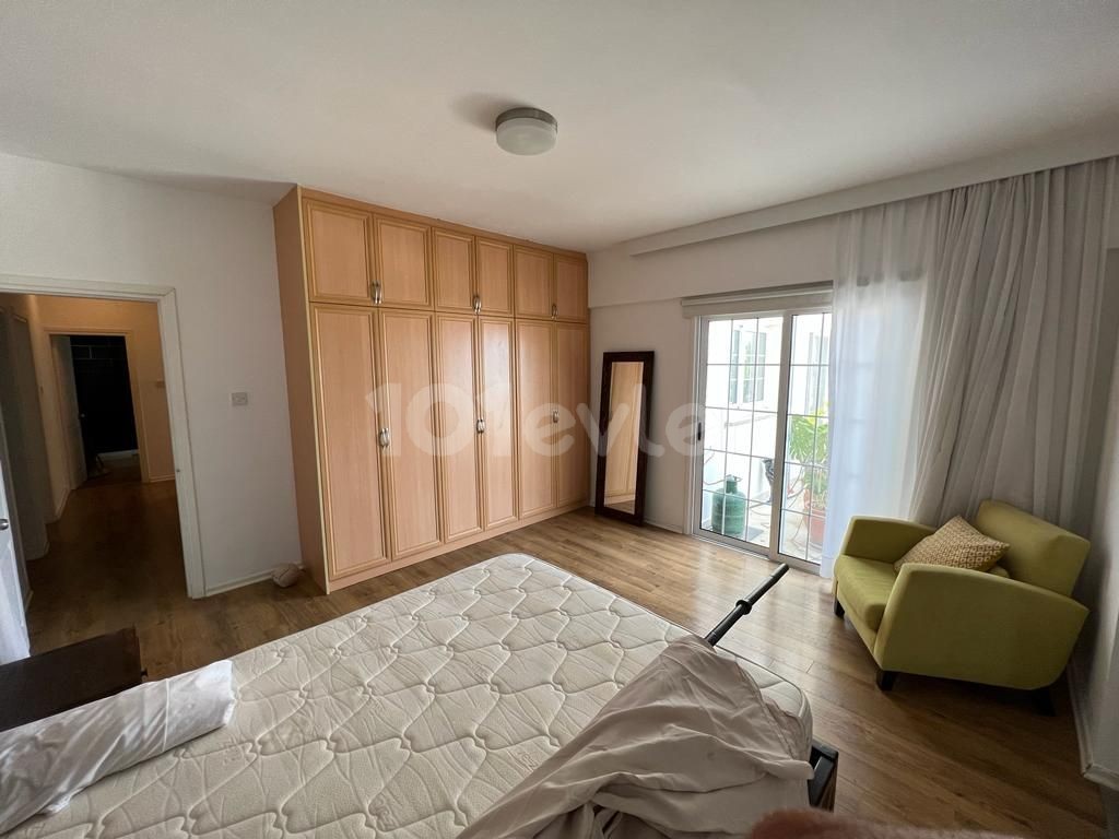 Penthouse zu vermieten im Zentrum von Kyrenia mit anständigen Nachbarn, 4 Balkonen, 2 Schlafzimmern, modernen Möbeln, überall im Stadtzentrum fußläufig erreichbar 05338445618