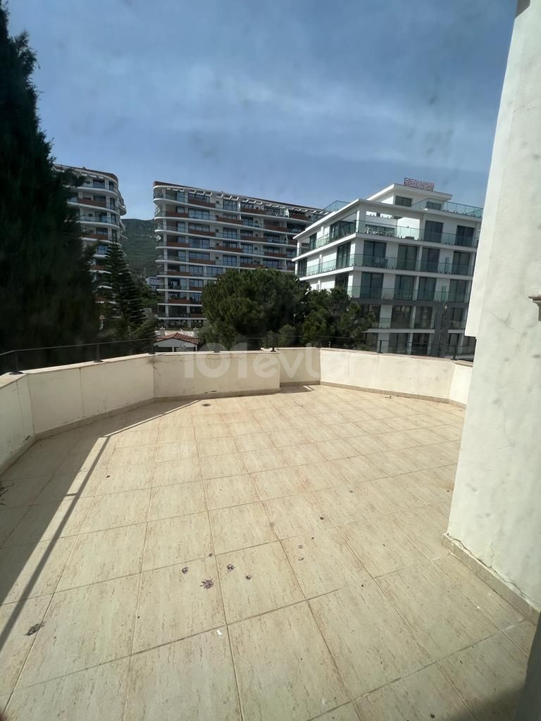 Penthouse zu vermieten im Zentrum von Kyrenia mit anständigen Nachbarn, 4 Balkonen, 2 Schlafzimmern, modernen Möbeln, überall im Stadtzentrum fußläufig erreichbar 05338445618