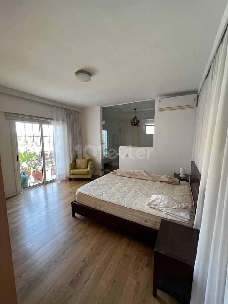 Girne merkezde nezih komşularının olduğu 4 balkonu 2 yatak odası modern eşyaları ile şehrin merkezinde her yere yürüme mesafesinde kiralık penthouse  05338445618