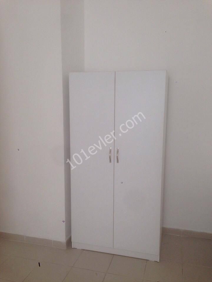 girne merkezde koton mağazası üzerinde kiralık 1+1 daire  05338445618