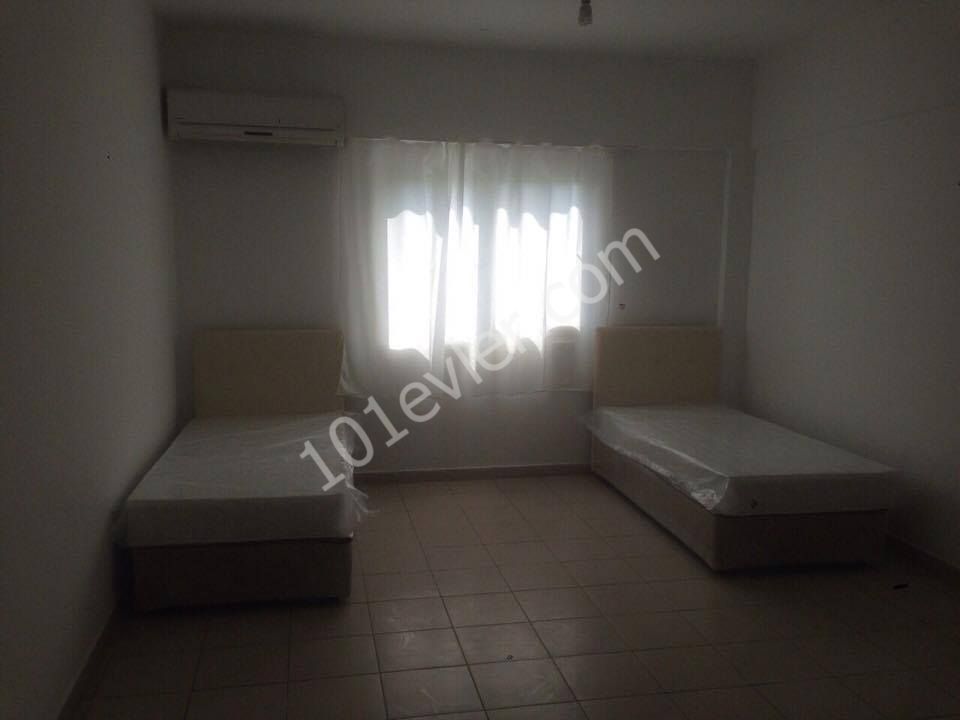 girne merkezde koton mağazası üzerinde kiralık 1+1 daire  05338445618