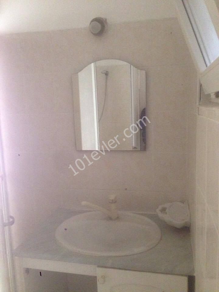 girne merkezde koton mağazası üzerinde kiralık 1+1 daire  05338445618